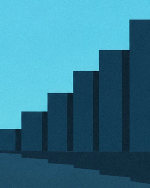 Des blocs bleu sombre de hauteur croissante, alignés en escalier sur fond turquoise