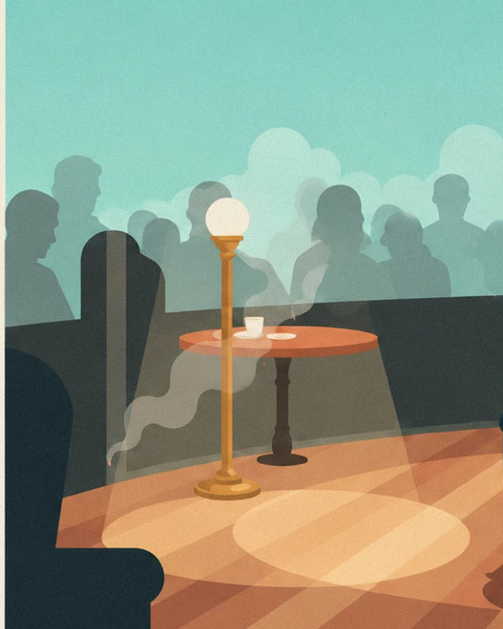 Une table ronde avec sa tasse de café sous un lampadaire à globe, face à la foule en ombres