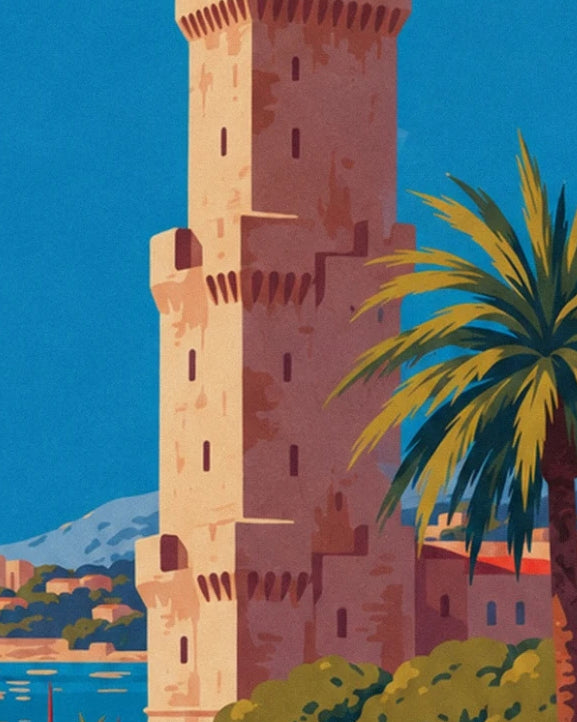 La tour Carrée aux murs ocre et ses meurtrières, bordée des palmes d’un palmier