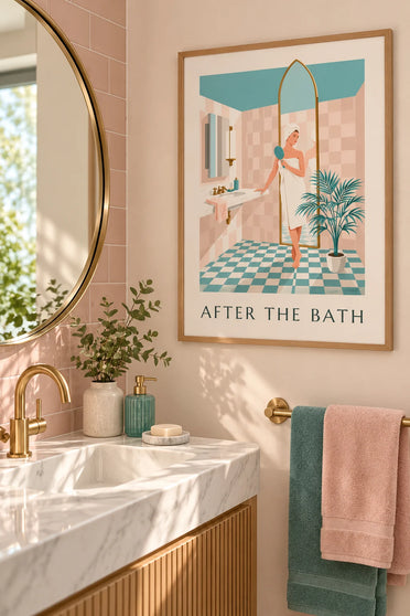 Affiche femme enveloppée dans une serviette de bain : encadrée au mur