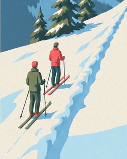 Les 2 skieurs vus de dos, veste verte et veste rouge, sur la piste enneigée