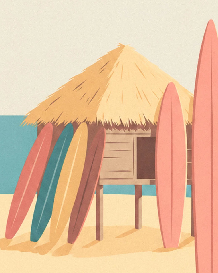 La paillote au toit de chaume sur pilotis, entourée de planches de surf rose, jaune et bleu