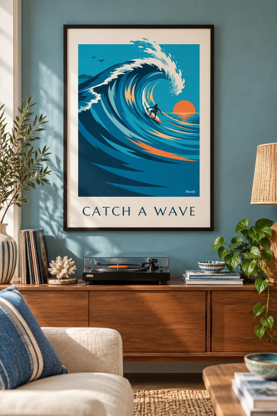 Plakat surfer na wielkiej fali w blasku zachodzącego słońca: w ramie na ścianie