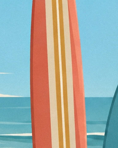 Une planche de surf corail aux bandes crème et ocre devant l’océan bleu