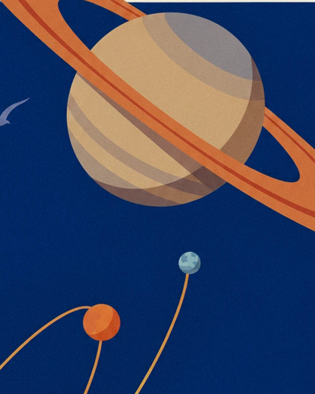 Saturne beige rayé et son anneau orange, avec 2 petites planètes sur leurs orbites