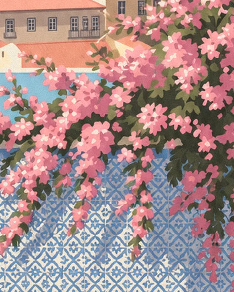 Grappes de fleurs roses retombant sur les azulejos bleu et blanc