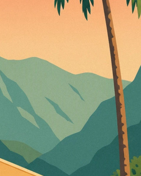 Les montagnes aux nuances de vert derrière un tronc de palmier, sous le ciel orangé