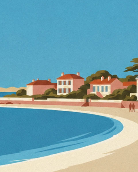 Les villas roses aux toits rouges et 2 promeneurs au bord de la baie, sur la plage de sable