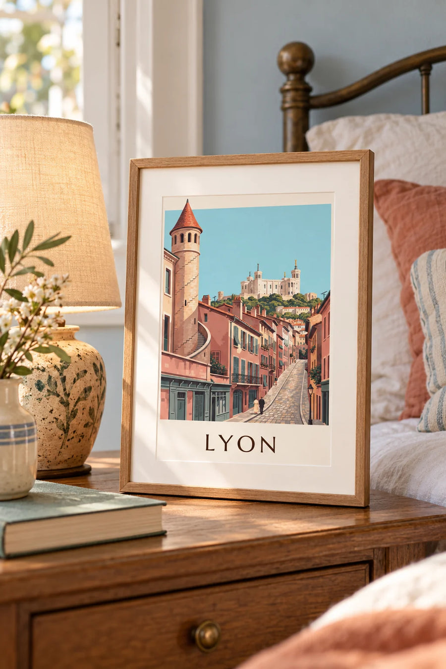 Plakat z renesansowymi kamienicami Starego Lyonu i wzgórzem Fourvière: mały format A4 w ramie