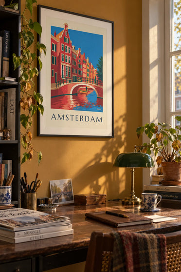 Plakat z kamienicami i rowerem na moście w Amsterdamie: w ramie na ścianie