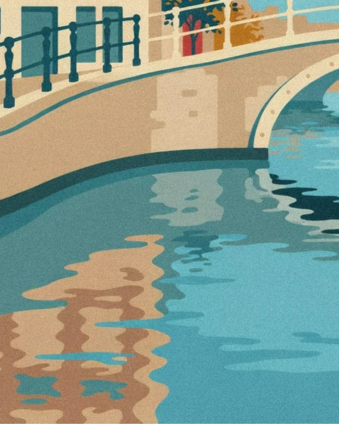 Reflets ondulés beige et bleu dans l'eau du canal, sous l'arche du pont de pierre