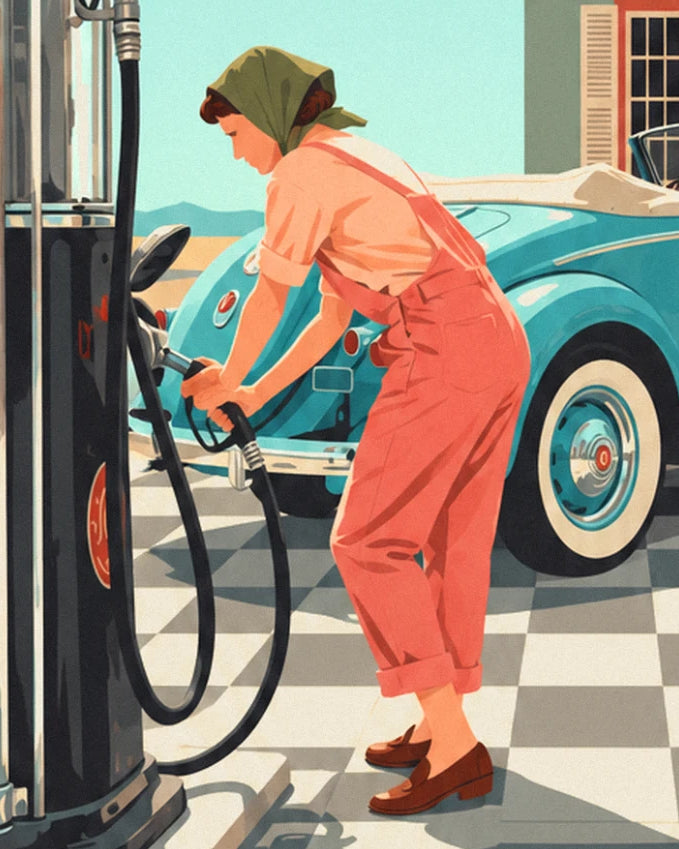 La pin-up au foulard vert et à la salopette corail qui fait le plein de la cabriolet turquoise