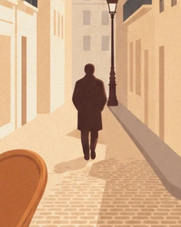Une silhouette en manteau sombre dans une ruelle pavée bordée de façades claires