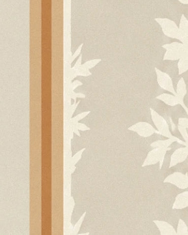 Le montant ocre de la fenêtre bordée de motifs de givre en feuilles blanches