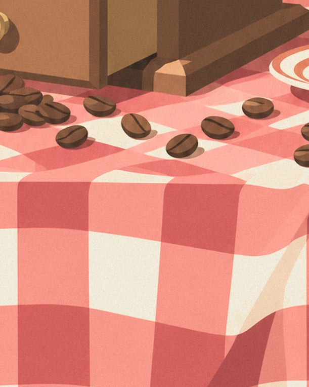 Des grains de café éparpillés sur la nappe à carreaux rouges et blancs, au pied du moulin