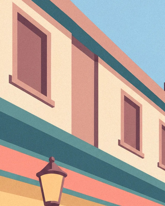La façade crème et rose, ses fenêtres brunes et sa lanterne sous la corniche turquoise