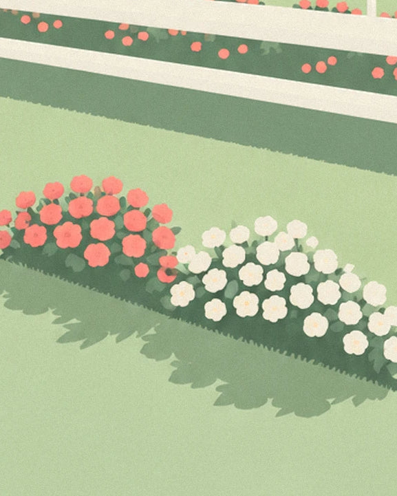 Les massifs de fleurs roses et blanches au bord de la pelouse verte, près de la lice