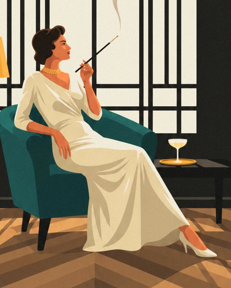 Une femme en robe ivoire, long fume-cigarette en main, dans un fauteuil bleu canard
