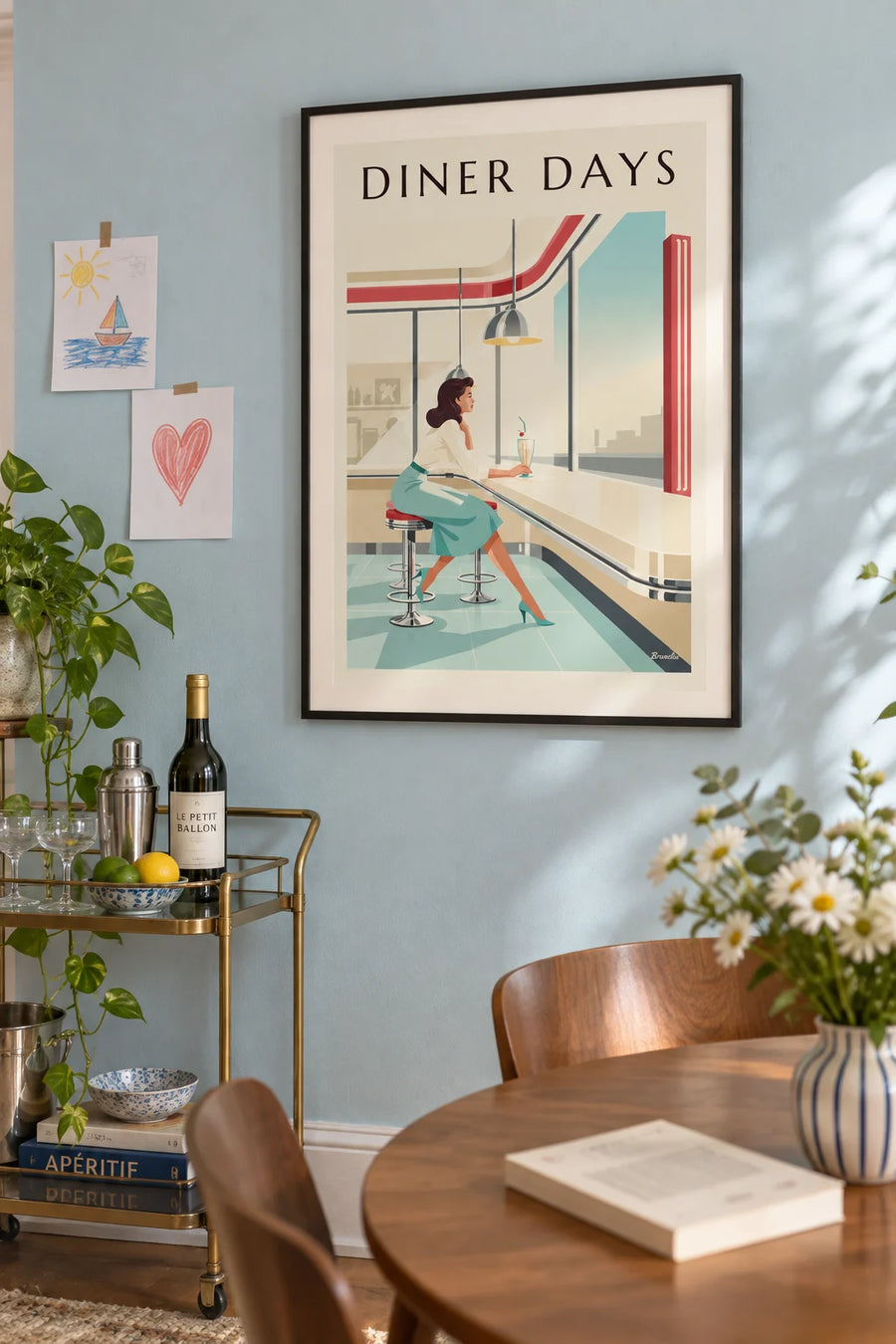 Affiche pin-up au comptoir d'un diner américain : encadrée au mur
