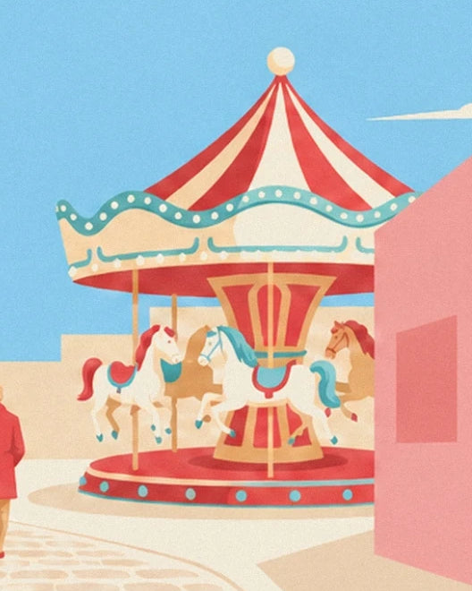 Le carrousel aux chevaux blancs et bruns sous son chapiteau rouge et crème