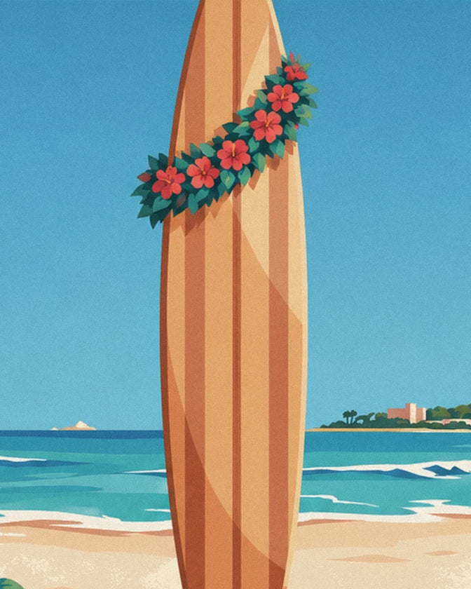 Planche de surf rayée plantée dans le sable, ornée d'une guirlande d'hibiscus rouges