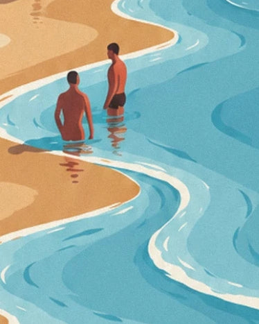 Les 2 baigneurs dans l'eau turquoise, au bord d'une plage aux courbes dorées
