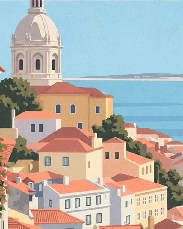 Le dôme blanc dominant les maisons ocre aux toits orange, et le Tage bleu au fond