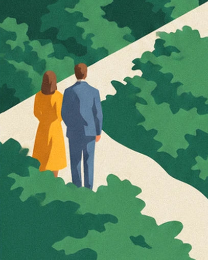 Un couple de dos, elle en robe jaune, lui en costume bleu, sur le chemin de Sintra