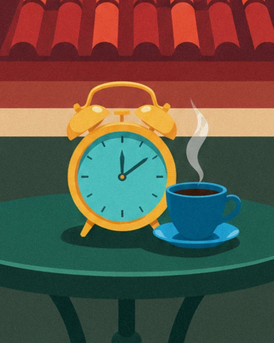 Le réveil jaune et la tasse de café bleu fumant sur la table verte