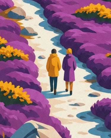 Les 2 promeneurs en manteaux jaune et violet sur le sentier clair entre les landes