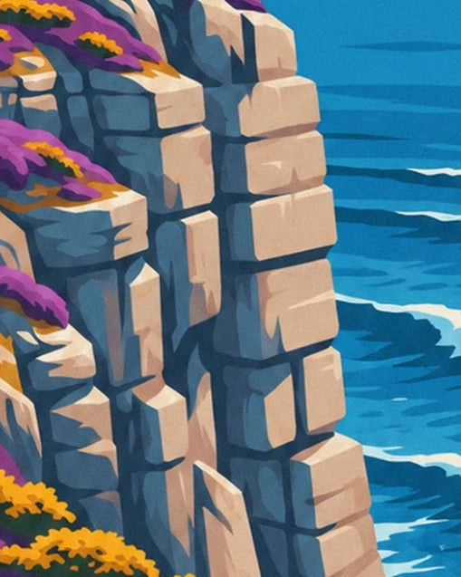 La falaise aux blocs rocheux beiges et aux ombres bleutées au-dessus des vagues