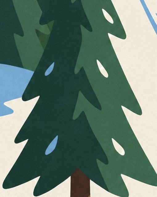 Des sapins aux branches vert foncé parsemées de neige sur la piste enneigée