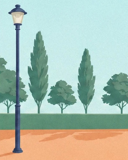 Le lampadaire bleu et les arbres élancés en bordure du court de terre battue