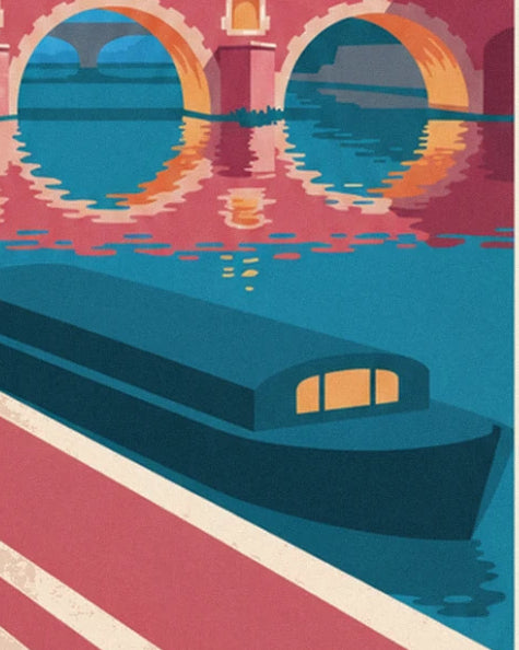 Les arches du pont reflétées dans l'eau turquoise et la péniche aux fenêtres éclairées, au crépuscule