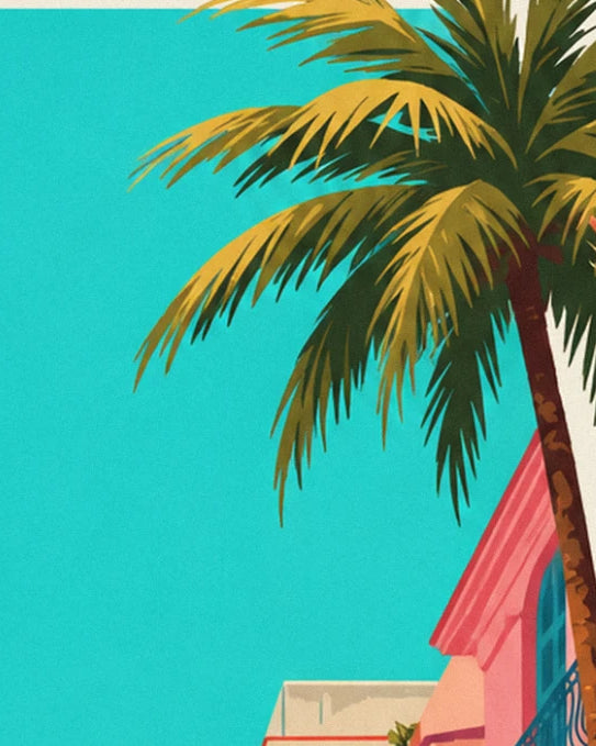Un palmier aux palmes dorées qui se détache sur le ciel turquoise