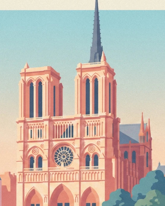 Les tours roses de Notre-Dame, sa rosace et sa flèche sur le ciel bleu