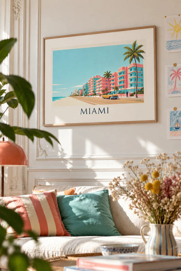 Affiche cabriolet doré sur Ocean Drive à Miami : encadrée au mur