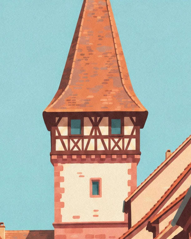 La tour à colombages et son toit pointu en tuiles orangées, sous un ciel bleu clair