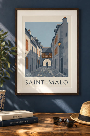 Plakat przedstawiający uliczkę Saint-Malo wewnątrz murów : w ramie na ścianie