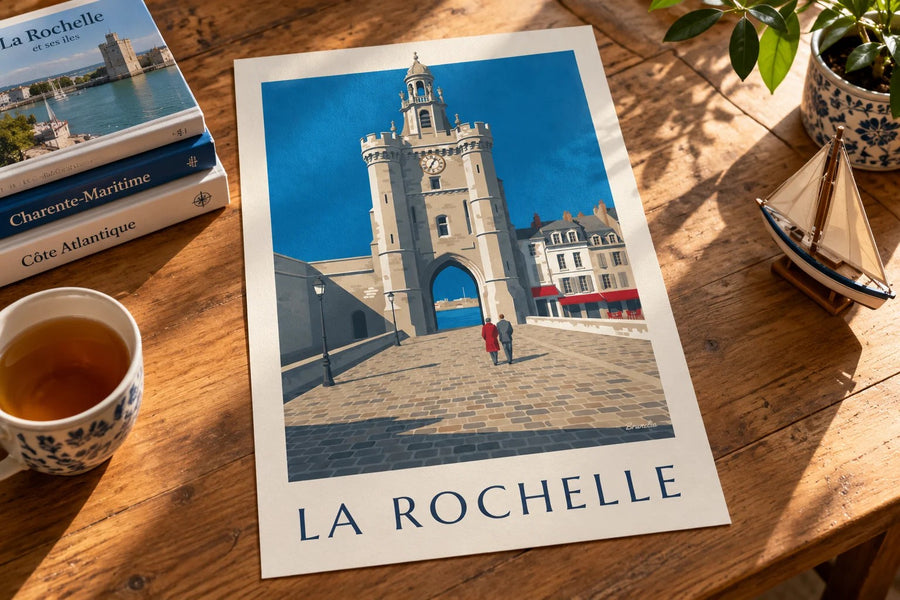 Affiche porte de la Grosse Horloge à La Rochelle : posée sur une table