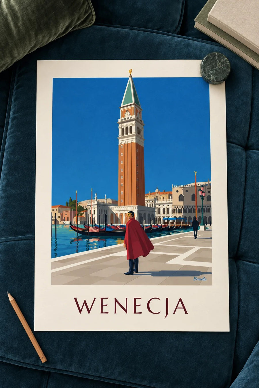Plakat zamaskowany mężczyzna w czerwonej pelerynie przed campanile św. Marka: na stole