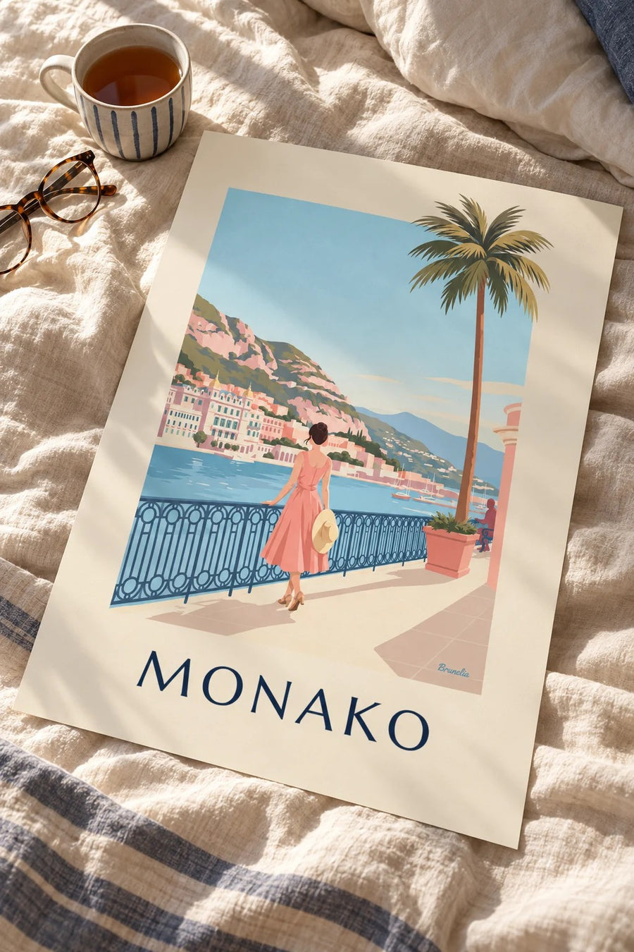 Plakat elegancka kobieta na tle portu Monte Carlo w Monako: na stole