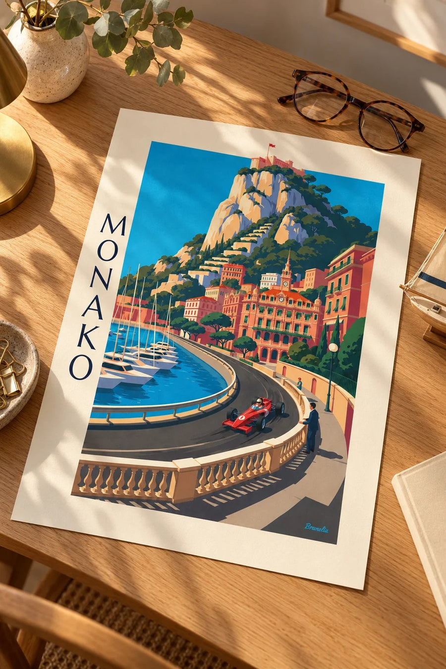 Plakat bolid wyścigowy Grand Prix Monako w porcie: leżący na stole