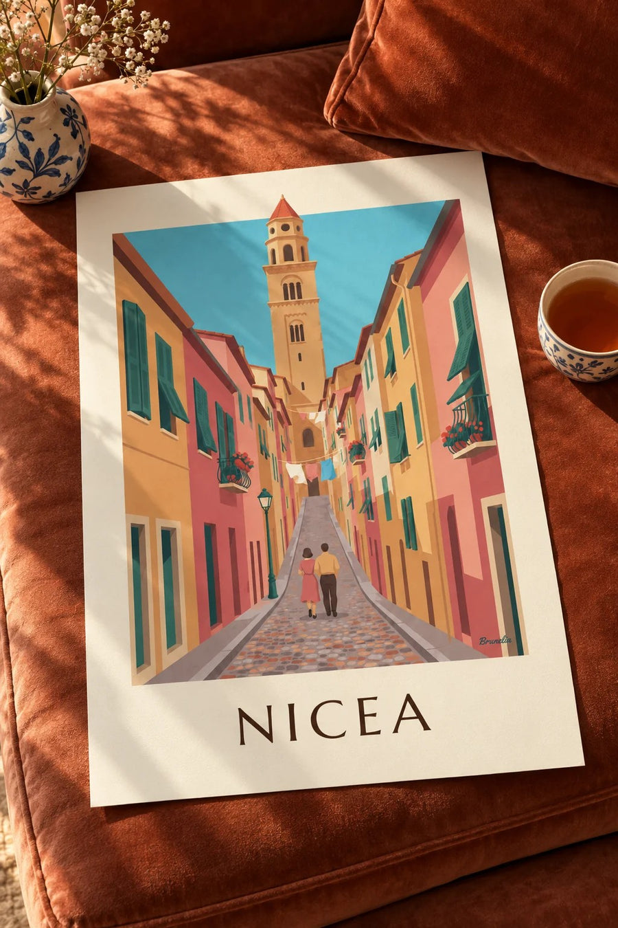 Plakat kolorowa uliczka w Starej Nicei i dzwonnica Sainte-Réparate: na stole
