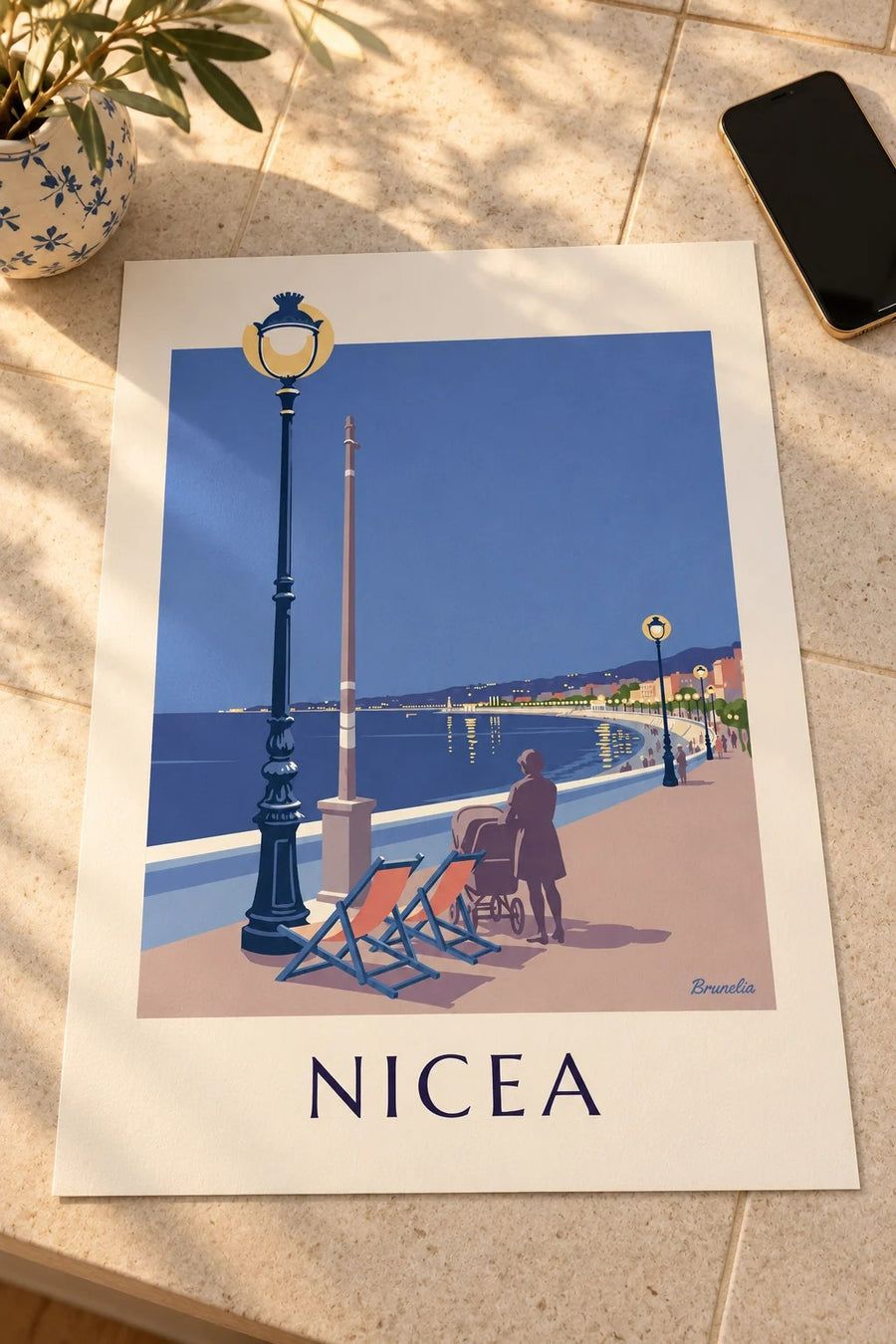 Plakat leżaki i latarnia uliczna nad Zatoką Aniołów wieczorem: na stole