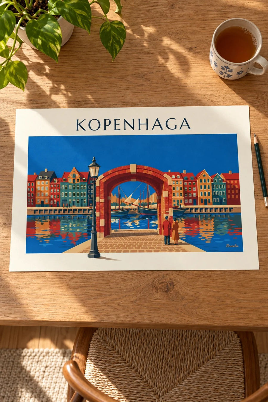 Plakat kolorowe kamieniczki i stare żaglowce w Nyhavn w Kopenhadze: leżący na stole