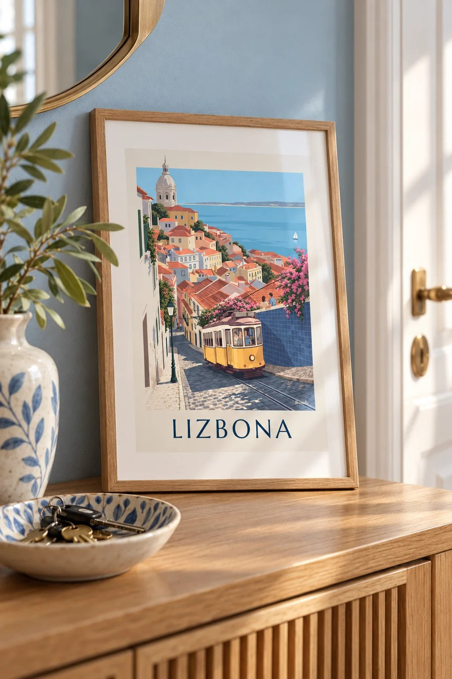 Plakat żółty tramwaj na brukowanej uliczce Lizbony z widokiem na Tag: mały format A4 w ramie