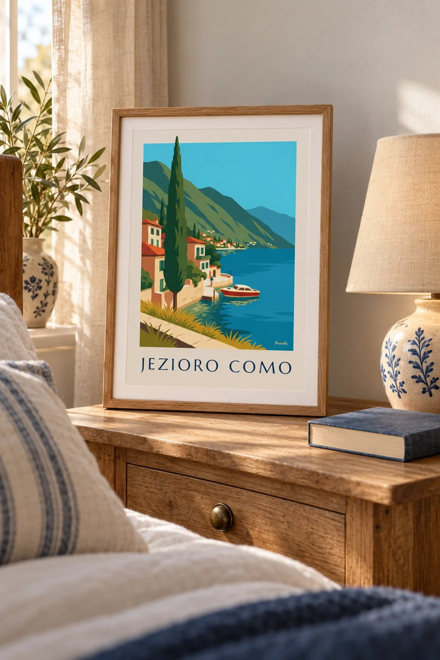 Plakat brzegi jeziora Como i drewniana łódź: mały format A4 w ramce
