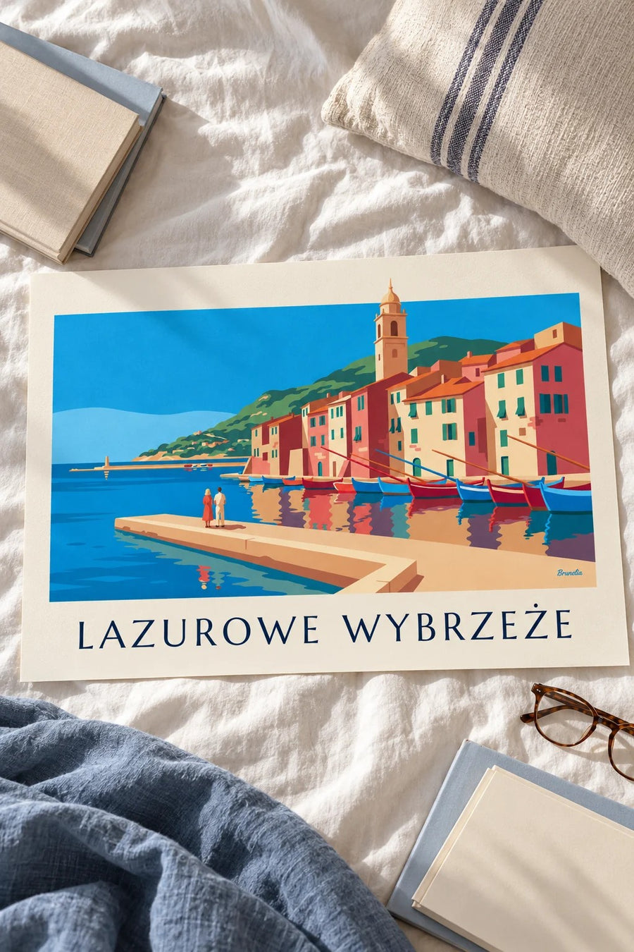 Plakat kolorowe fasady i łodzie w porcie na Lazurowym Wybrzeżu: na stole