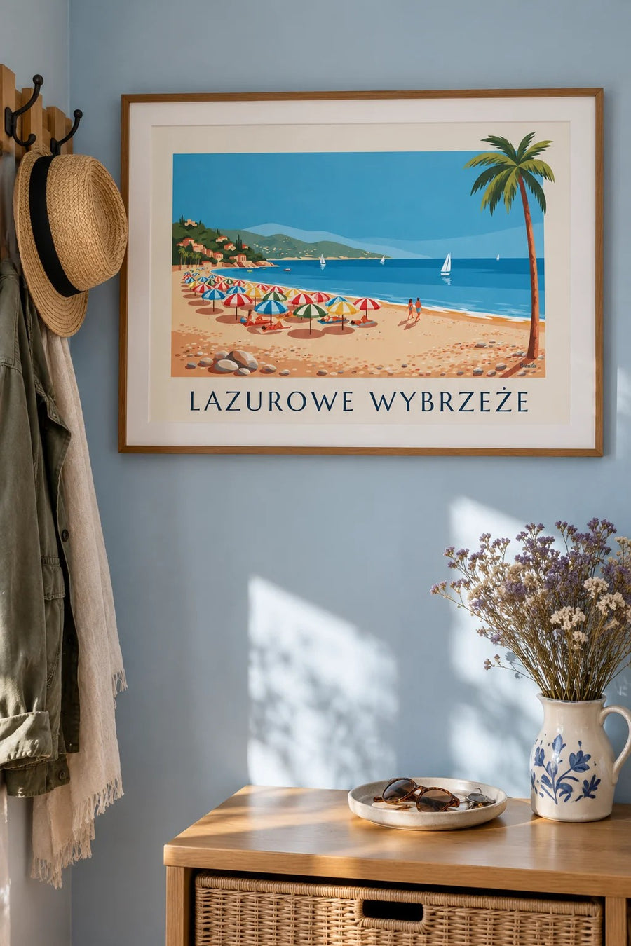 Plakat kolorowe parasole na kamienistej plaży Lazurowego Wybrzeża: oprawiony na ścianie